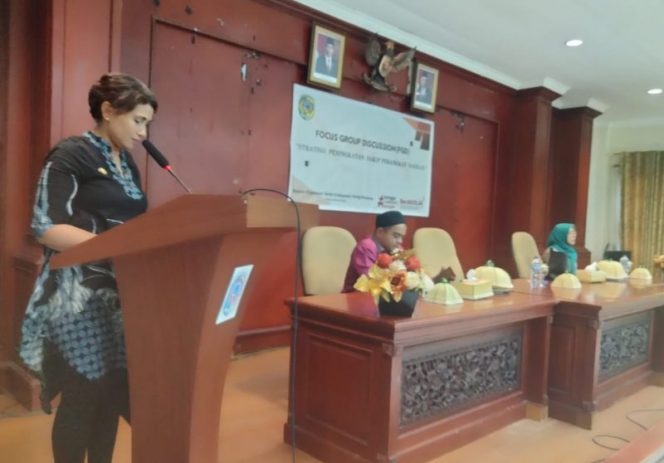 
 Asisten Administrasi Umum Setda Kab Parigi Moutong Aswini Dimple membuka Fokus Group Discussion (FGD). Foto : Diskominfo Parimo