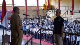 Kepala Badan Kesatuan Bangsa dan Politik (Kesbangpol) Kota Palu, Ansyar Sutiadi menjadi pembina upacara Pelantikan Satuan Tugas (Satgas) Anti Narkoba SMP/MTs se-Kota Palu. Foto : Humas Pemkot Palu