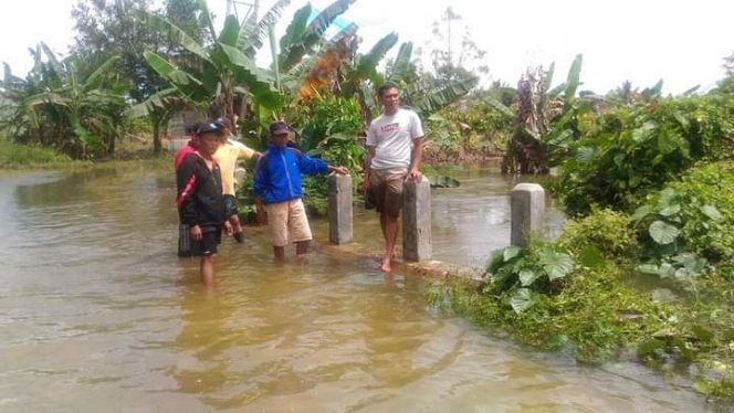 
 Puluhan rumah di Desa Pasir Putih, Kecamatan Pamona Selatan, Kabupaten Poso terendam banjir, Selasa 14 Maret 2023 subuh.Foto : Humas BPBD Sulteng
