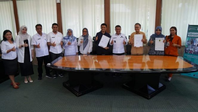 
 Wali Kota Palu Hadianto Rasyid bersama sejumlah pimpinan rumah sakit menandatangi perjanjian kerjasama terkait 'Layanan Alpukat' atau Anak Lahir Pulang Bawa Akta Kelahiran. Foto : Humas Pemkot Palu