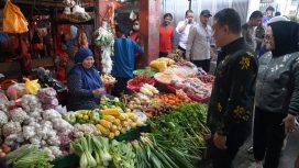 Wali Kota Palu Hadianto Rasyid meninjau pasar Masomba jelang bulan Puasa. Foto : Humas Pemkot Palu