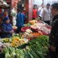 Wali Kota Palu Hadianto Rasyid meninjau pasar Masomba jelang bulan Puasa. Foto : Humas Pemkot Palu