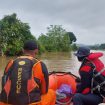 Tim SAR Gabungan saat melakukan pencarian korban hilang di Morut. Foto : Humas Basarnas Palu