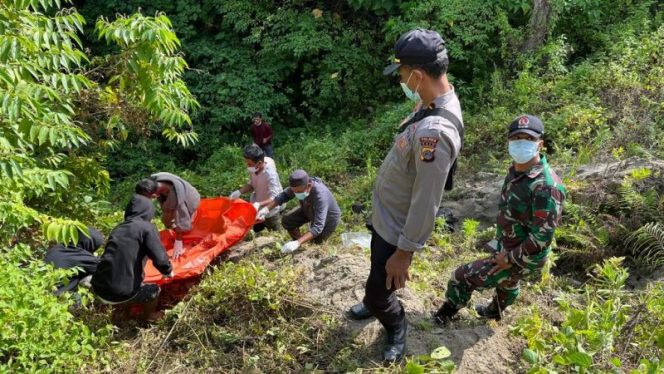 
 Bhabinkamtibmas Desa Lenju Bripka Andi Panguriseng bersama warga Lenju mengevakuasi jenazah gadis di Desa Lenju. Foto: Humas Polres Donggala