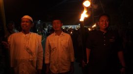Lurah Kabonena Putra M Airlangga bersama warga menggelar pawai obor menyambut bulan Ramadhan. Foto: Putra M Airlangga