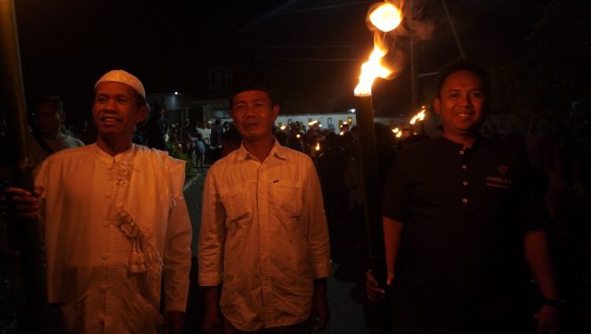 
 Lurah Kabonena Putra M Airlangga bersama warga menggelar pawai obor menyambut bulan Ramadhan. Foto: Putra M Airlangga