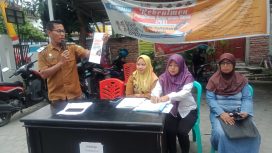 Lurah Tatura Utara Firman mengumpulkan semua pekerja padat karya untuk menggelar rapat evaluasi terkait jadwal bekerja selama bulan Ramadhan. Foto: Firman
