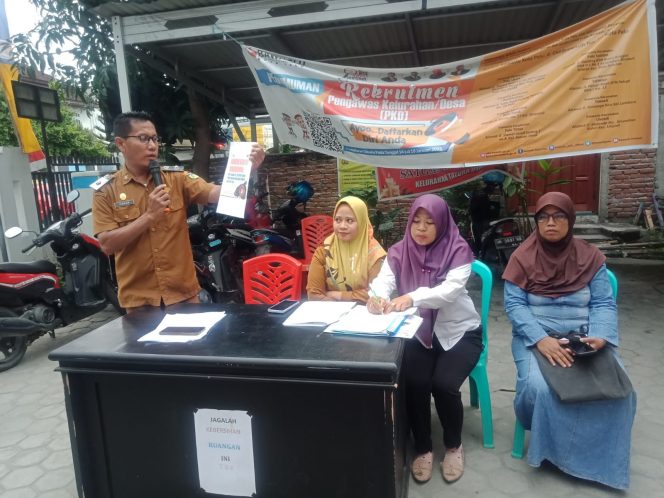 
 Lurah Tatura Utara Firman mengumpulkan semua pekerja padat karya untuk menggelar rapat evaluasi terkait jadwal bekerja selama bulan Ramadhan. Foto: Firman