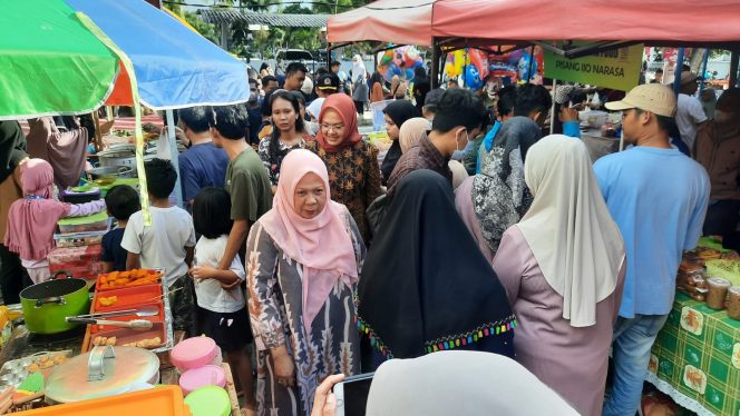 
 Wakil Wali Kota Palu Reny A Lamadjido secara resmi membuka pelaksanaan pasar Ramadan 1444 H. Foto: Humas Pemkot Palu