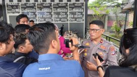 Kasubbid Penmas Bidhumas Polda Sulteng Kompol Sugeng Lestari saat diwawancara oleh media di Sulteng. Foto: Humas Polda Sulteng