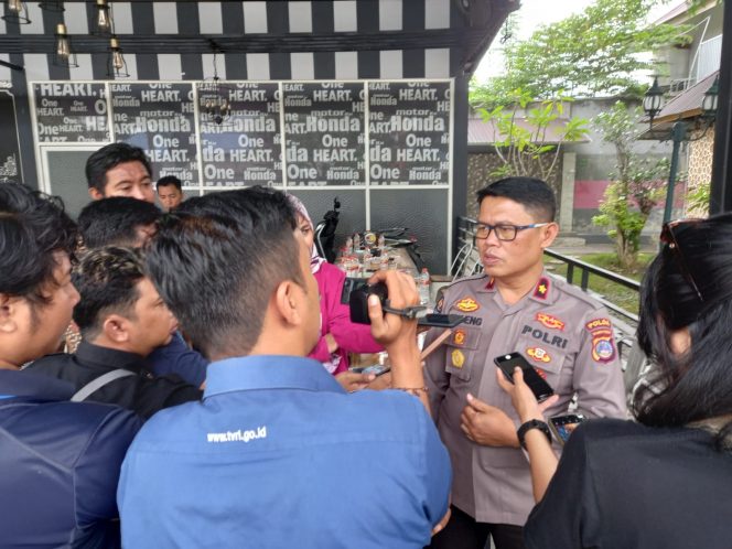 
 Kasubbid Penmas Bidhumas Polda Sulteng Kompol Sugeng Lestari saat diwawancara oleh media di Sulteng. Foto: Humas Polda Sulteng
