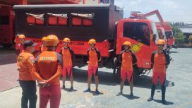 Basarnas Palu bersiap melakukan pencarian dua bocah hanyut di sungai Kura-Kura Sigi. Foto: Humas Basarnas Palu