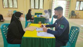 Proses perekrutan secara langsung yang digelar oleh PT Gunbuster Nickel Industry kepada pencari kerja di Desa Peboa. Foto: Humas PT GNI