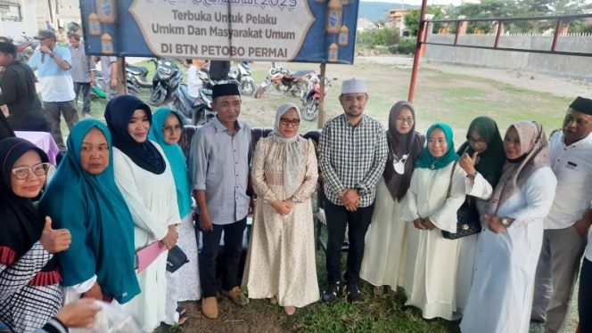 
 Irmayanti Pettalolo saat membuka pasar Ramadan di BTN Griya Petobo Permai. Foto: Humas Pemkot Palu