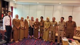 Pemerintah Provinsi Sulawesi Tengah melalui Kepala Biro Pemerintahan dan Otonomi Daerah Dahri Saleh menyerahkan dokumen. Foto: Humas Pemrov Sulteng