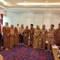 Pemerintah Provinsi Sulawesi Tengah melalui Kepala Biro Pemerintahan dan Otonomi Daerah Dahri Saleh menyerahkan dokumen. Foto: Humas Pemrov Sulteng