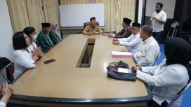 Asisten II bidang Perekonomian dan Pembangunan Husaema saat melepas Kafilah Pekan Tilawatil Qur'an Nasional di ruangannya. Foto: Humas Pemkot Palu