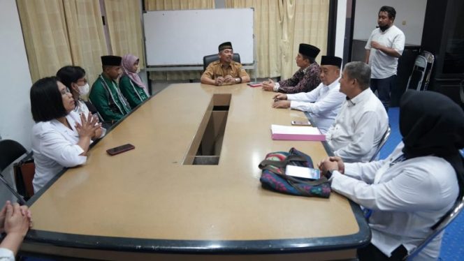 
 Asisten II bidang Perekonomian dan Pembangunan Husaema saat melepas Kafilah Pekan Tilawatil Qur'an Nasional di ruangannya. Foto: Humas Pemkot Palu 