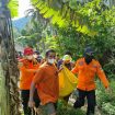 Basarnas Palu mengevakuasi jenazah Fahmi Ramadhan, korban terseret arus sungai Kura-Kura. Foto: Basarnas Palu
