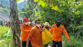 Basarnas Palu mengevakuasi jenazah Fahmi Ramadhan, korban terseret arus sungai Kura-Kura. Foto: Basarnas Palu