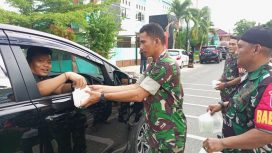 TNI AD jajaran Kodim 1306 Kota Palu berbagi takjil. Foto: HUmas Kodim 1306 Kota Palu