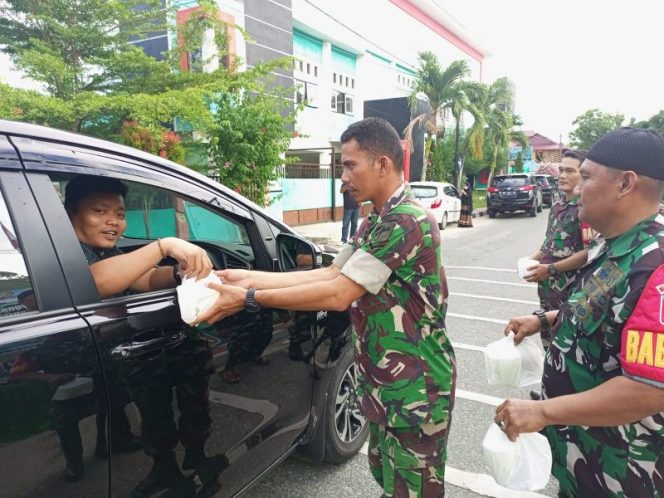 
 TNI AD jajaran Kodim 1306 Kota Palu berbagi takjil. Foto: HUmas Kodim 1306 Kota Palu
