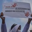 Seorang tenaga kesehatan membentangkan poster saat berunjuk rasa menolak RUU Omnibuslaw Kesehatan di depan Gedung Parlemen, Senayan, Jakarta, Senin (28/11/2022). Foto: Sulthony Hasanuddin/Antara Foto