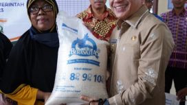 Wali Kota Palu Hadianto Rasyid menyalurkan program pemerintah berupa beras kepada masyarakat. Foto: Humas Pemkot Palu