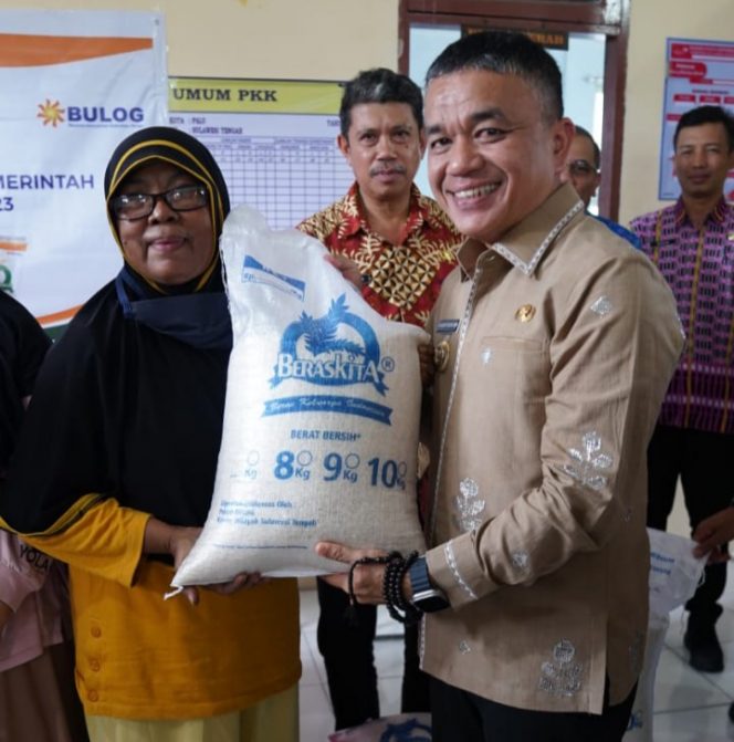
 Wali Kota Palu Hadianto Rasyid menyalurkan program pemerintah berupa beras kepada masyarakat. Foto: Humas Pemkot Palu