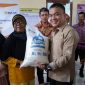Wali Kota Palu Hadianto Rasyid menyalurkan program pemerintah berupa beras kepada masyarakat. Foto: Humas Pemkot Palu