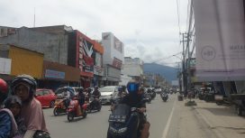 Suasana arus lalu lintas di sekitar jalan Gajah Mada, Kelurahan Baru, Kecamatan Palu Barat. Foto: Hardi