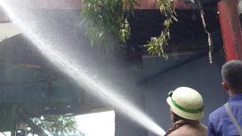 Damkarmat kota Palu memadamkan satu unit rumah kosong yang dilalap api di kecamatan Ulujadi. Foto: Damkarmat Kota Palu