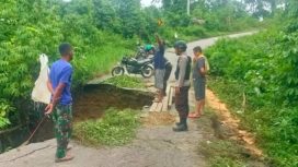 jalan di tanjakan Pasir Putih Desa Labonu, Kecamatan Basidondo terjadi longsor. Foto: Humas Polres Tolitoli