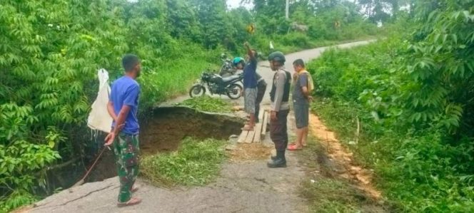 
 jalan di tanjakan Pasir Putih Desa Labonu, Kecamatan Basidondo terjadi longsor. Foto: Humas Polres Tolitoli