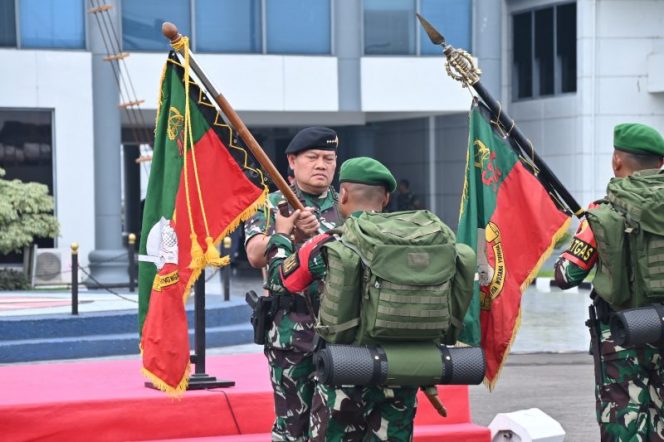 
 Panglima TNI Laksamana Yudo Margono melepas 840 personil pasukan laba-laba hitam dan pasukan teratai ke perbatasan RI-Papua. Foto: istimewa
