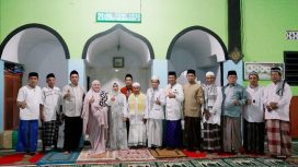 Sekretaris DPRD Provinsi Sulteng Siti Rachmi Amir Singi bersama rombongan Safari Ramadan di masjid Al-Huda di Desa Sumoli. Foto: Humas DPRD Sulteng