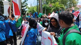 Aliansi Mahasiswa se-Kota Palu gelar aksi demo tolak UU Cipta Kerja. Foto: Sadam