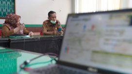 Wakil Wali Kota Palu Reny A Lamadjido mendengarkan arahan Kemenkes RI secara Virtual terkait pelayanan kesehatan reproduksi bagi Calon Pengantin. Foto: Humas Pemkot Palu