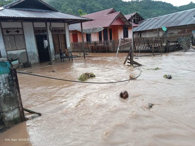 
 Desa Tulung, Kecamatan Walea Kepulauan, Kabupaten Tojo Una-una, terjadi banjir Selasa 4 April 2024. Foto: BPBD Sulteng