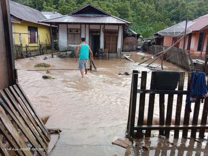 
 Tiga titik banjir terjadi di Kabupaten Poso akibat hujan deras. Foto: BPBD Sulteng