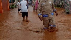 Hujan lebat yang terjadi sejak sore hari mengakibatkan tiga kelurahan di Kecamatan Petasia, Kabupaten Morowali Utara terendam banjir. Foto: BPBD Sulteng