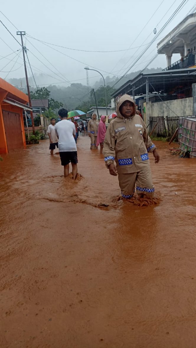 
 Hujan lebat yang terjadi sejak sore hari mengakibatkan tiga kelurahan di Kecamatan Petasia, Kabupaten Morowali Utara terendam banjir. Foto: BPBD Sulteng