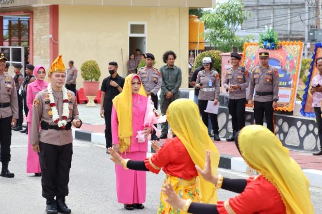
 Tarian Adat Kaili Mokambu Sambut Kedatangan Kapolda Sulteng yang Baru. Foto: Humas Polda Sulteng