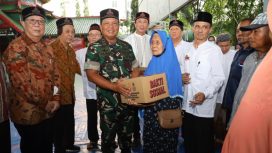 Pangdam V/Brawijaya Mayjen TNI Farid Makruf berbagi kebahagiaan dengan menyerahkan 1000 paket sembako bagi dhuafa dan anak yatim di Masjid Cheng Hoo. Foto: istimewa