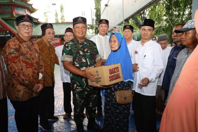 
 Pangdam V/Brawijaya Mayjen TNI Farid Makruf berbagi kebahagiaan dengan menyerahkan 1000 paket sembako bagi dhuafa dan anak yatim di Masjid Cheng Hoo. Foto: istimewa