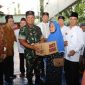 Pangdam V/Brawijaya Mayjen TNI Farid Makruf berbagi kebahagiaan dengan menyerahkan 1000 paket sembako bagi dhuafa dan anak yatim di Masjid Cheng Hoo. Foto: istimewa