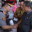 Wakil Ketua III DPRD Sulteng Muharram Nurdin turut menyambut pergantian Kapolda Sulteng yang baru yaitu Irjen Pol Agus Nugroho di lapangan apel Polda Sulteng. Foto: Humas DPRD Sulteng