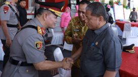 Wakil Ketua III DPRD Sulteng Muharram Nurdin turut menyambut pergantian Kapolda Sulteng yang baru yaitu Irjen Pol Agus Nugroho di lapangan apel Polda Sulteng. Foto: Humas DPRD Sulteng