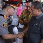 Wakil Ketua III DPRD Sulteng Muharram Nurdin turut menyambut pergantian Kapolda Sulteng yang baru yaitu Irjen Pol Agus Nugroho di lapangan apel Polda Sulteng. Foto: Humas DPRD Sulteng