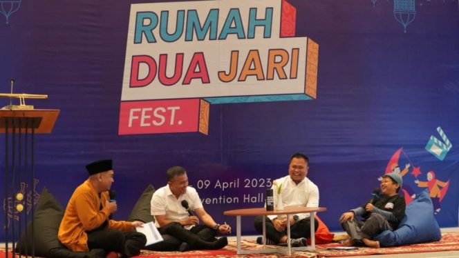 
 Hadianto Rasyid menjadi salah satu narasumber di Talkshow Entrepreneur dalam rangka Rumah Dua Jari Festival di Sriti Convention Hall Palu.  Foto: Humas Pemkot Palu